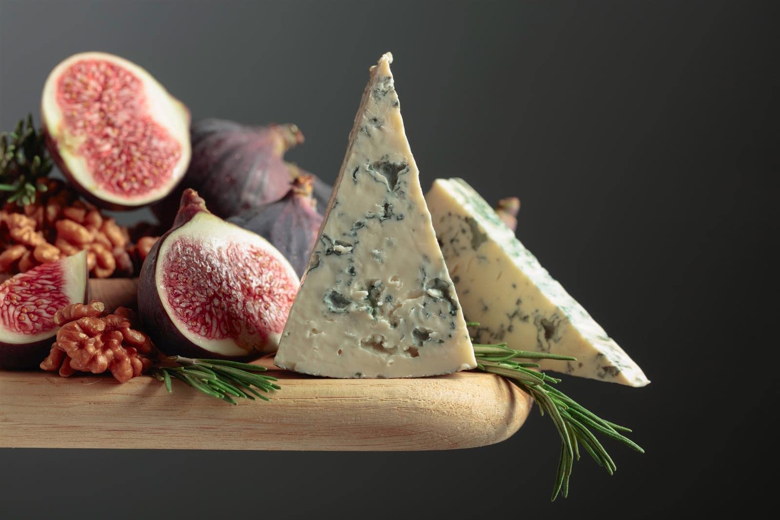 Roquefort Société Schafskäse AOP - 3x ca. 1,3KG - französischer Edel-Pilz-Käse, cremig und aromatisch im Geschmack, Blauschimmel-Käse aus Frankreich, ideal auf dem Käsebrett, zu Obst und Wein