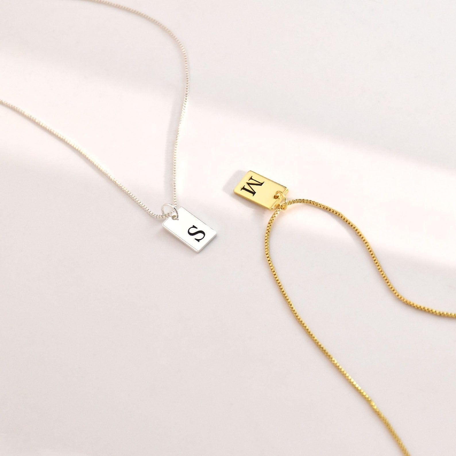 Personalizado inicial etiqueta collar, delicado letra con cadena veneciana pequeño abalorio barra dama de honor para ella