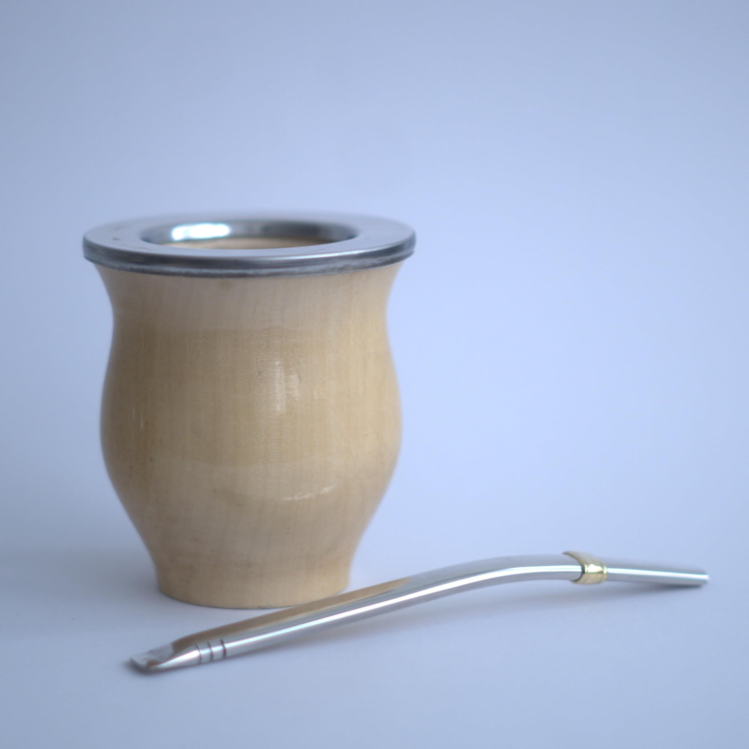 ALMA NATIVA - Mate Argentino Camionero de Algarrobo Brilloso – Artesanal – Virola de Acero – Bombilla Chata Pico Curvo con Anillo de Bronce + Porta Yerba – Hecho en Argentina