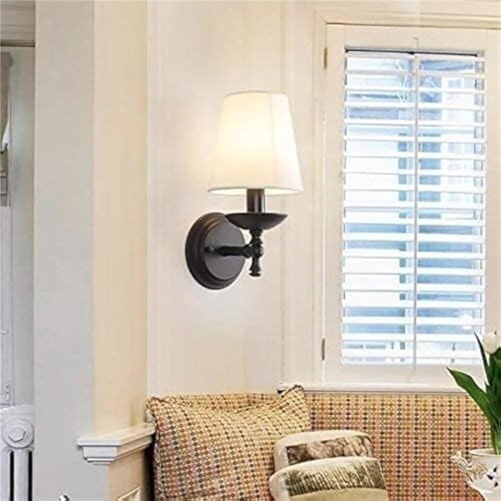 Nowoczesna wewnętrzna lampa ścienna E14, prosty i elegancki styl vintage industrialny, z białym kloszem z tkaniny i antycznym ramieniem z kutego żelaza.
