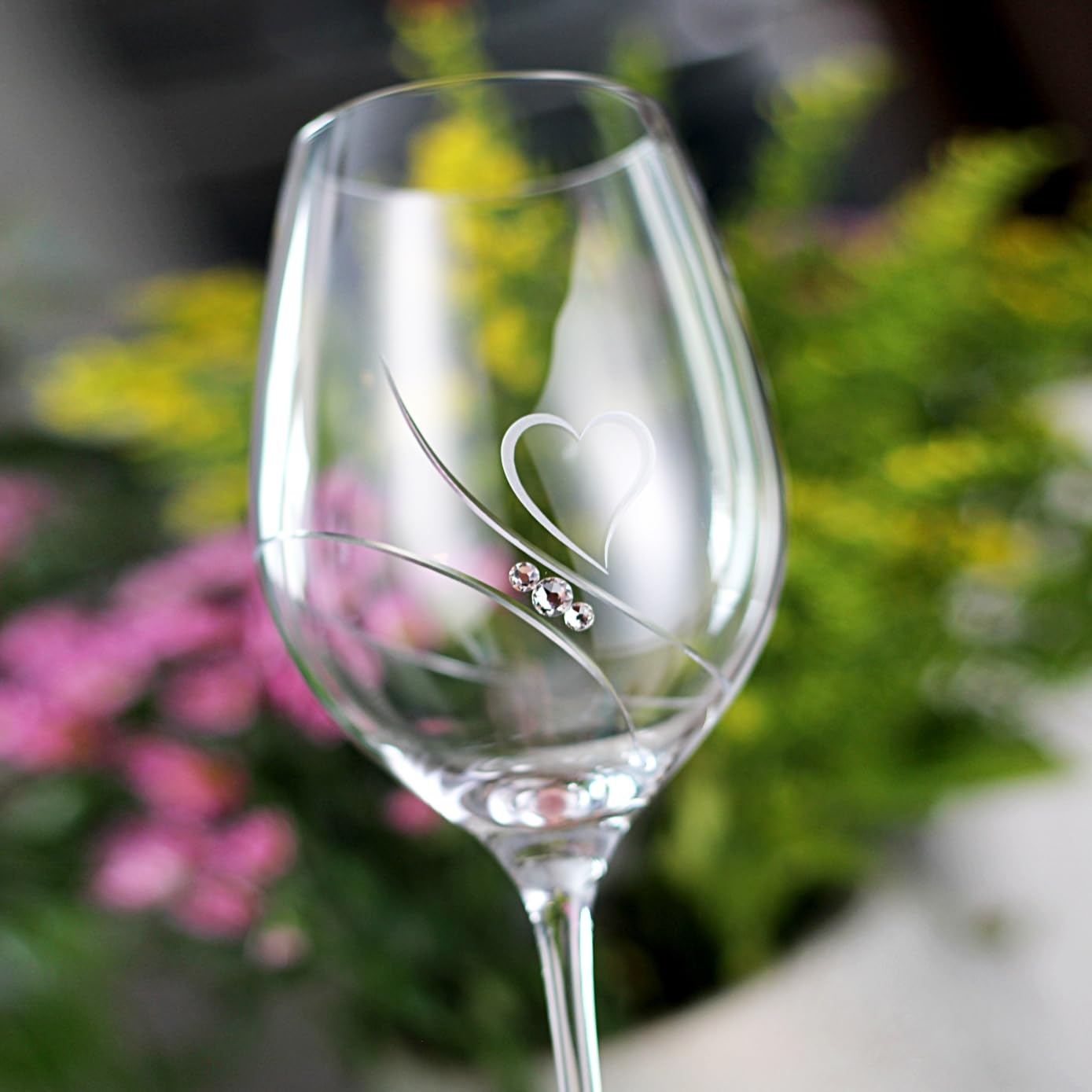 Copas de vino blanco, juego de copas de vino hechas a mano con corazones grabados, regalos para mujeres, líneas pulidas y cristales Swarovski, juego de vasos moderno, paquete de regalo, 2