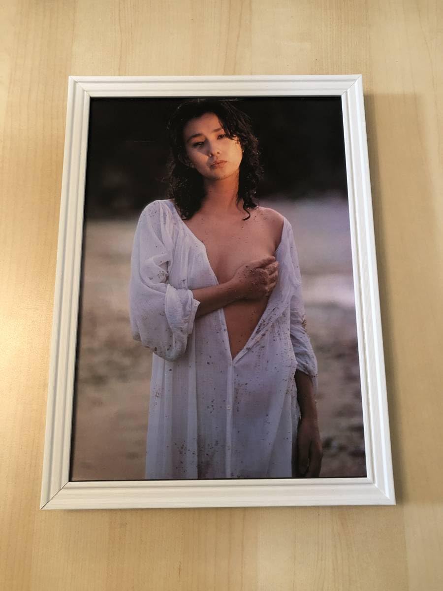 Amazon.co.jp: 額装 秋吉久美子 グラビア ノーブラ セクシー 写真 A4サイズ額 ポスター風デザイン 下着 水着 セミヌード 手ブラ :  ファッション