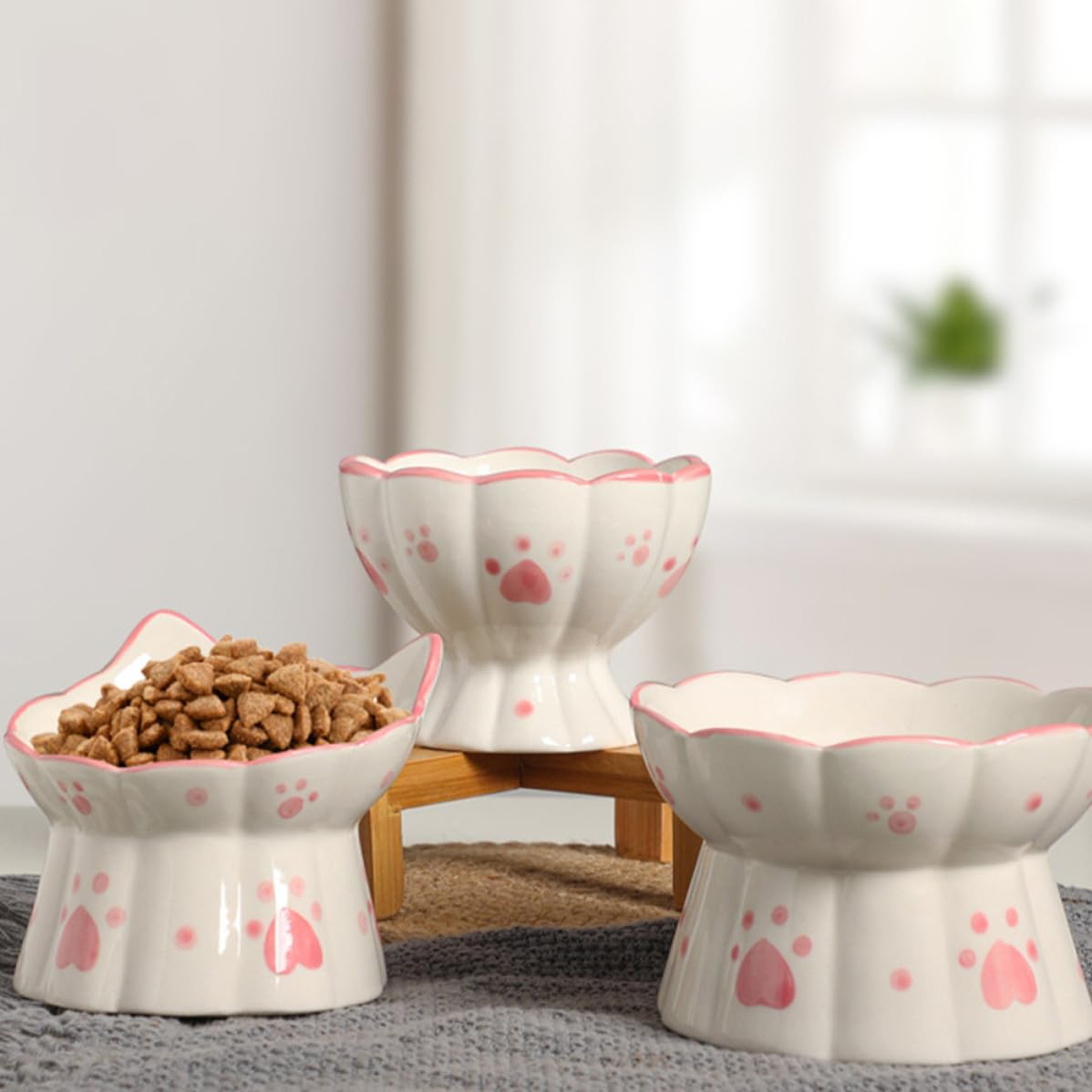 Toddmomy 2pièces Lot de Gamelles Céramique Surélevées pour Chat Mangeoire Anti-Renversement avec Protection Cervicale Bol Incliné pour Eau et Nourriture Design Antidérapant Facile