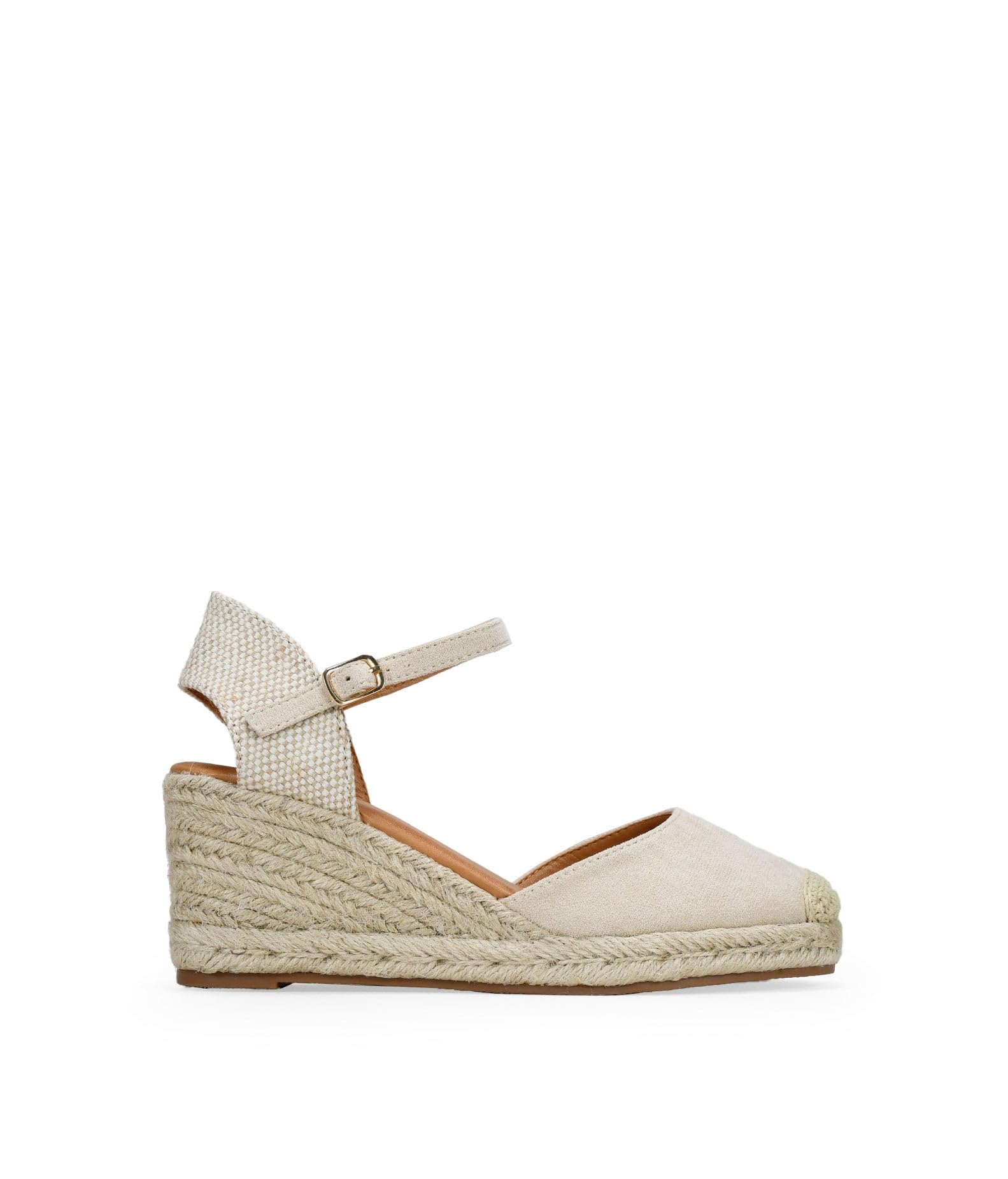 BOSANOVA Espadrillas da donna realizzate in camoscio vegano con punta chiusa in tela e zeppa di Sparto. Chiusura con cinturino con fibbia. Scarpe da donna