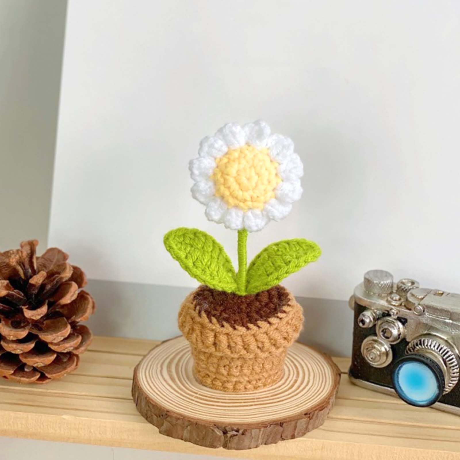 Marguerite tricotée main en pot, petite fleur artificielle de bureau et voiture