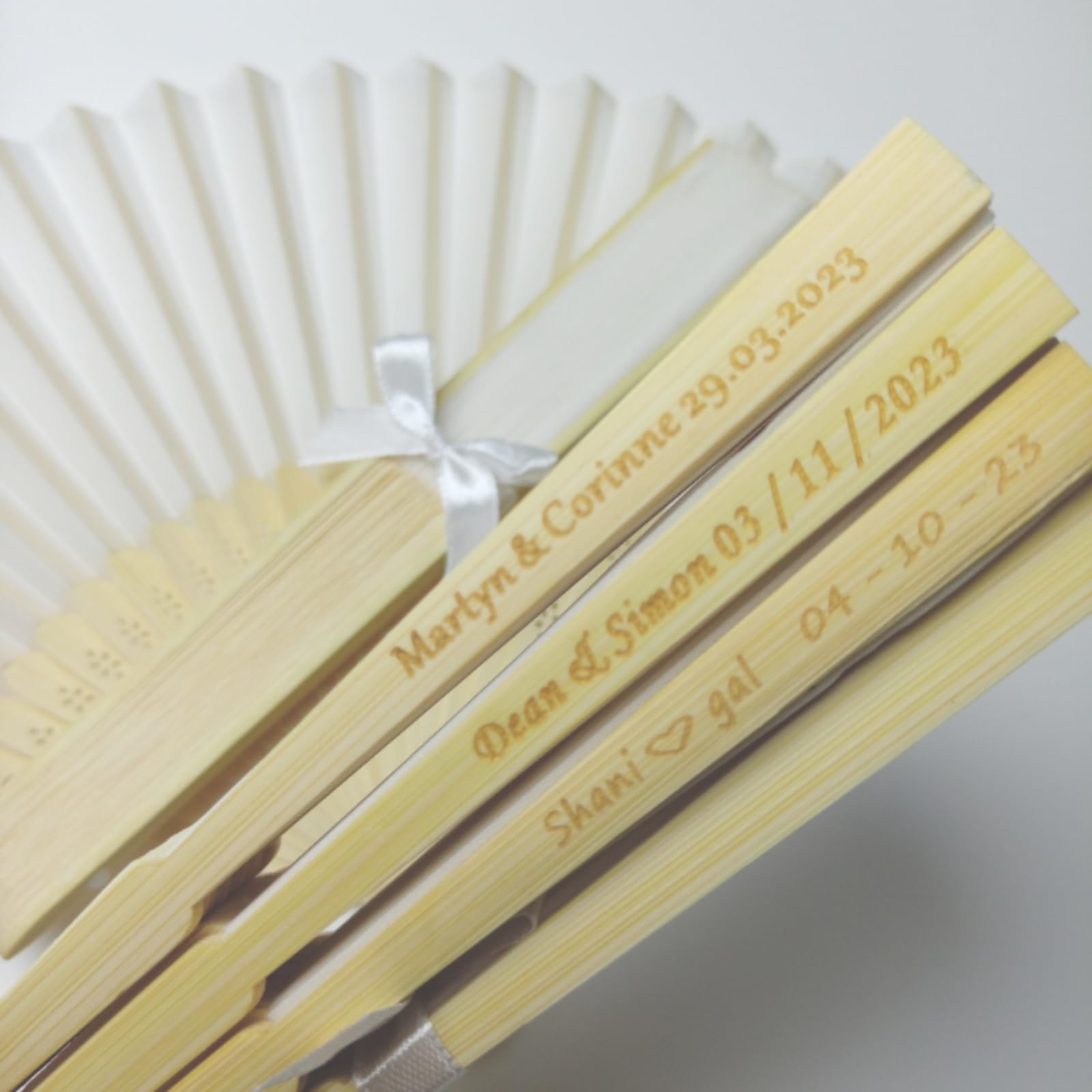 Personalisiertes Handfächer Weiß Fächer Hochzeit Papierfächer Hochzeitsfächer Personalisiert Name Faltfächer Gastgeschenk Für Hochzeit Sommer Party (50pcs)