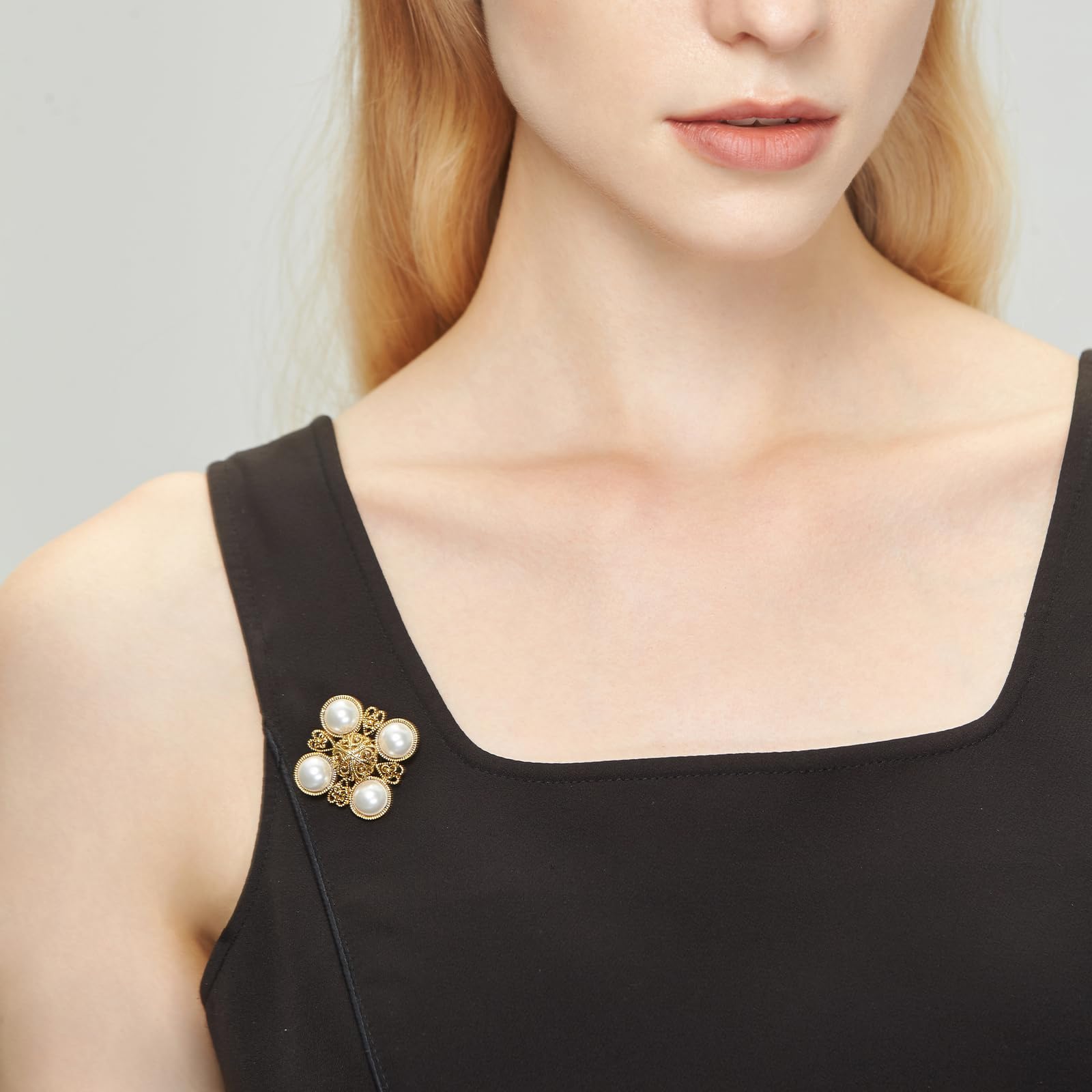Spilla vintage barocca con perle, SHE'S FREE STYLE JUST FOR YOU [Dream Love] Squisita spilla in lega con perle accessorio per donne, spilla da donna in metallo retrò chic, con processo di placcatura