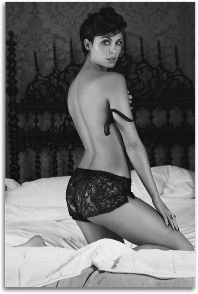 Uxlab yotgan qizlarning mushuklari