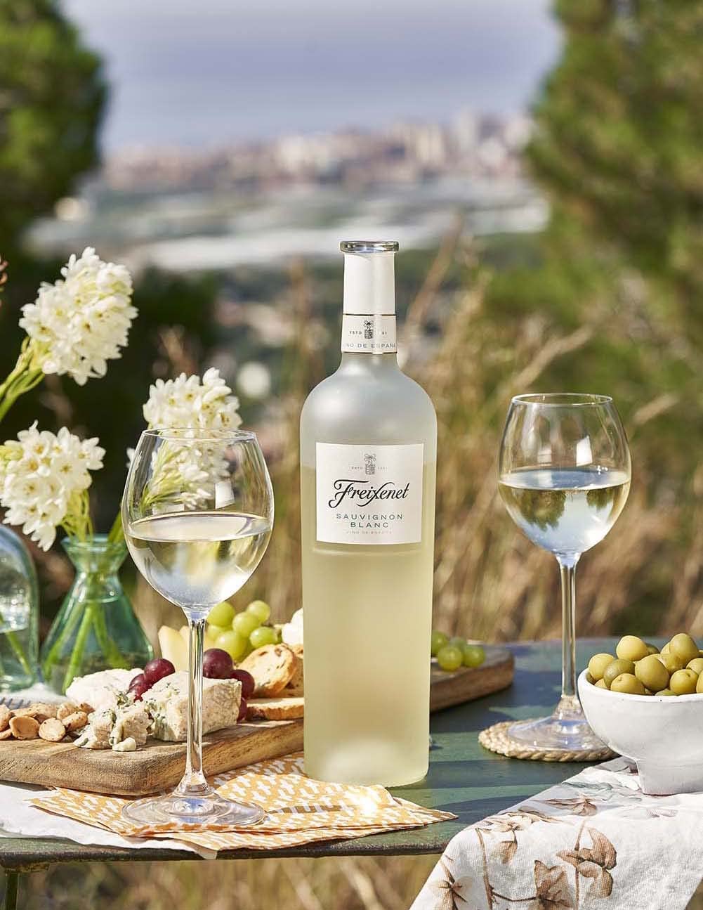 Freixenet Sauvignon Blanc Weißwein Trocken (9 x 0,75 l) Spanischer Wein in edler Premium-Flasche, Spanish Wine Collection, trocken, vegan, perfekt zu Fisch und Meeresfrüchten
