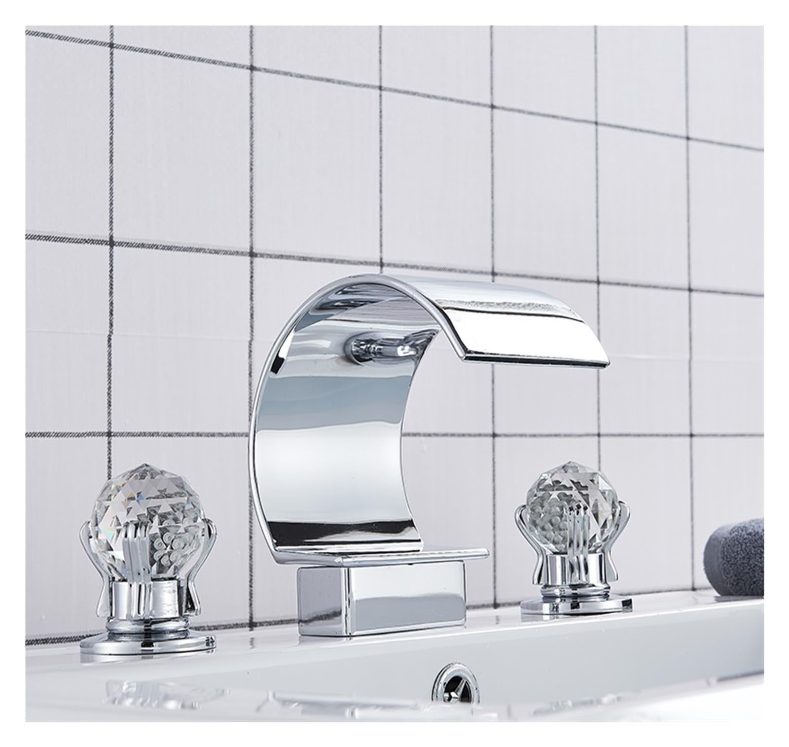 Robinet de lavabo cascade en laiton chromé pour salle de bains de luxe