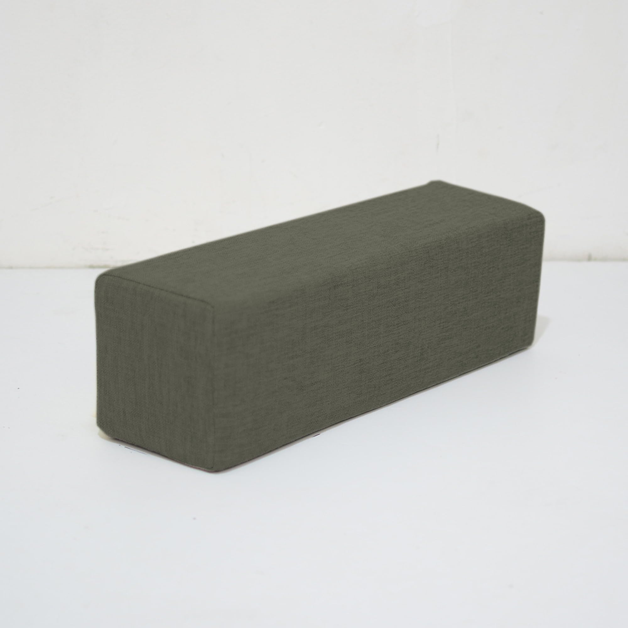 Coussin de canapé gris clair idéal pour lire au lit de manière confortable