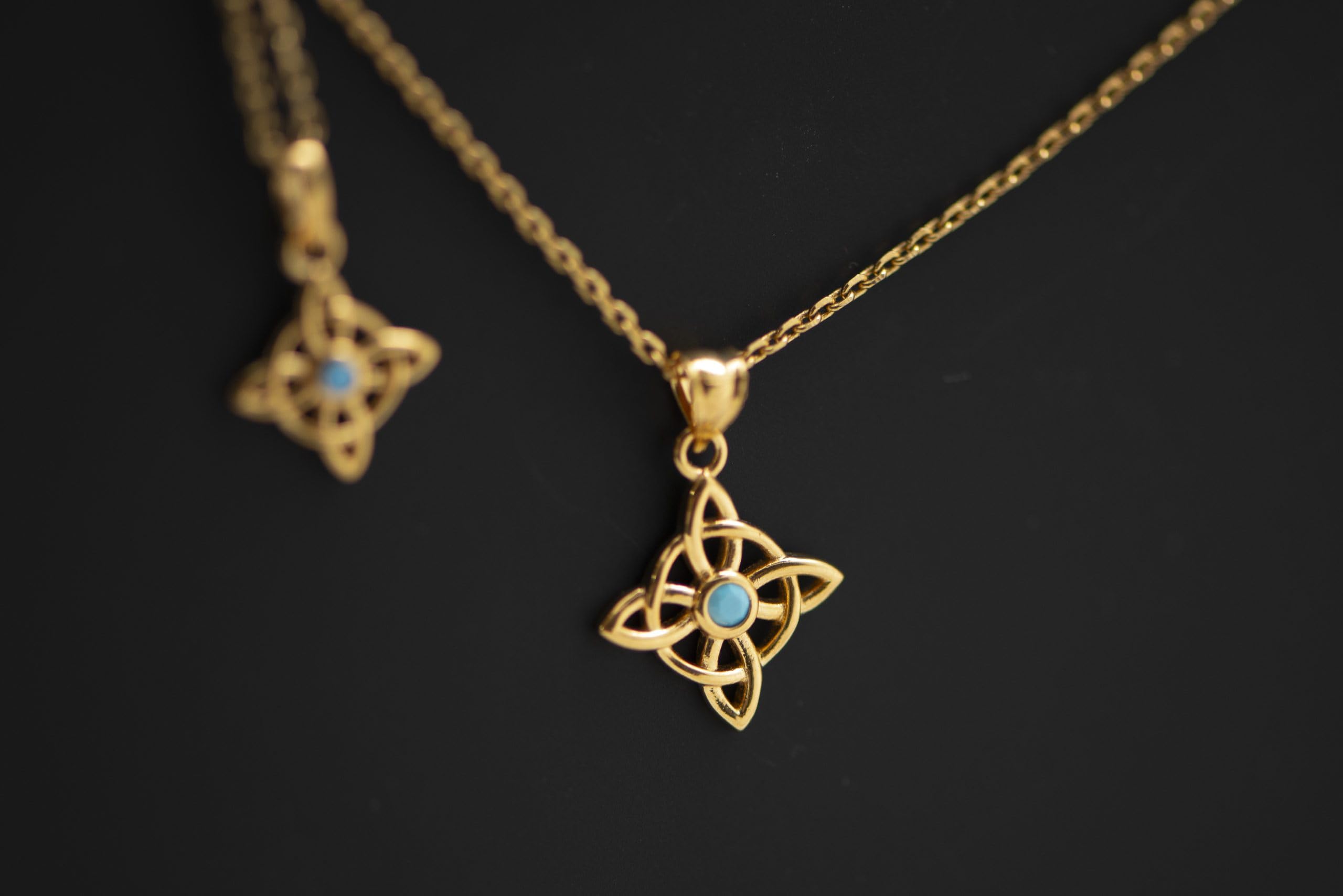 Colgante Chapado en Oro 18K (3 micras) y Circonita Cúbica Turquesa - Nudo de Bruja, Joyería Espiritual