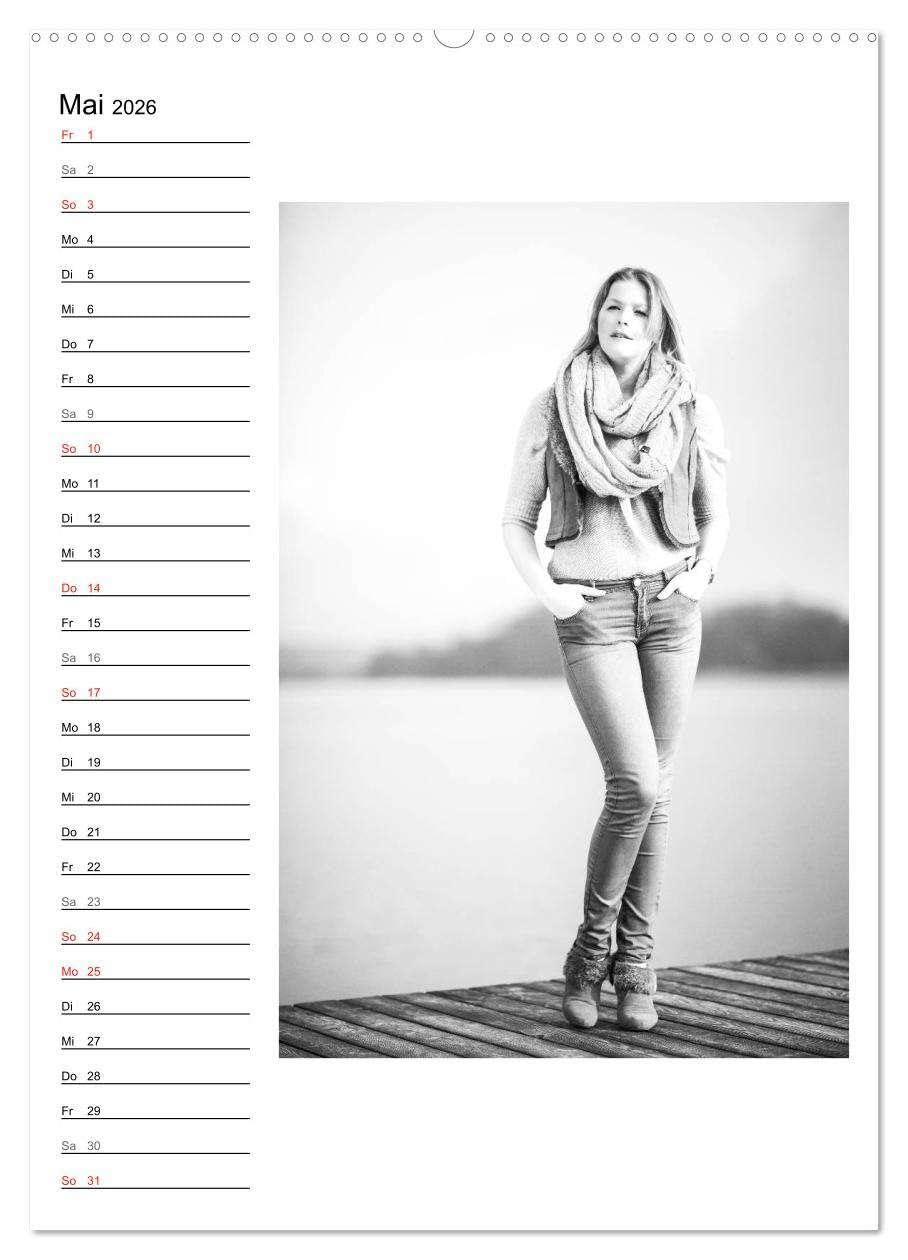 Mode in schwarz und weiß (Wandkalender 2026 DIN A2 hoch), CALVENDO Monatskalender: Bekleidung in Szene gesetzt - schwarz und weiß
