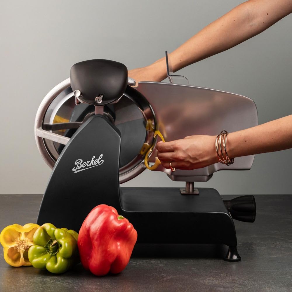 Berkel Red Line 250 - Affettatrice professionale con lama da 25 cm, taglio preciso per salsicce, prosciutto, formaggio e pane, design compatto