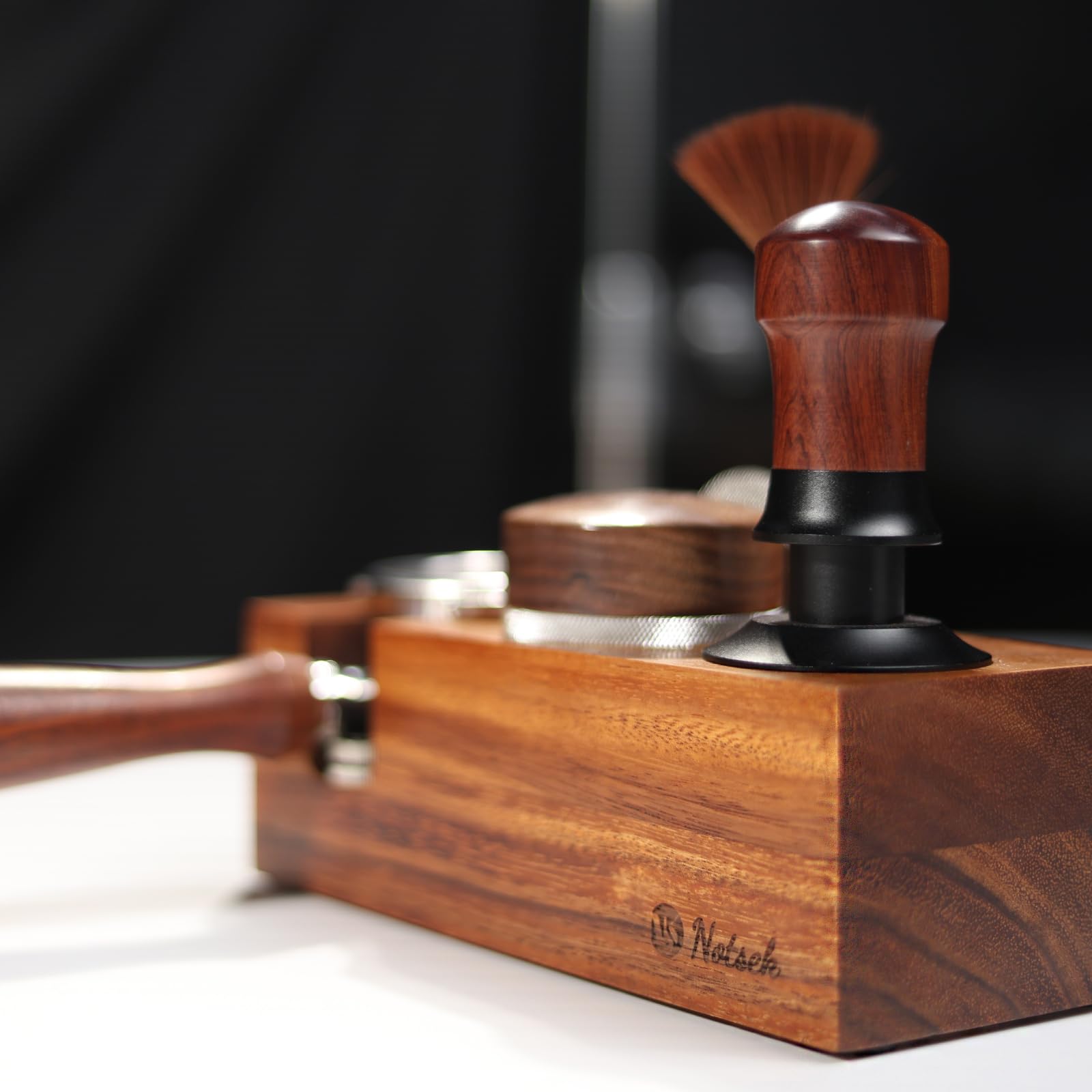 NOTSEK Estación de tamping de madera de 58 mm para accesorios portafiltros, estación de prensado de nogal para cafetera espresso barista accesorios