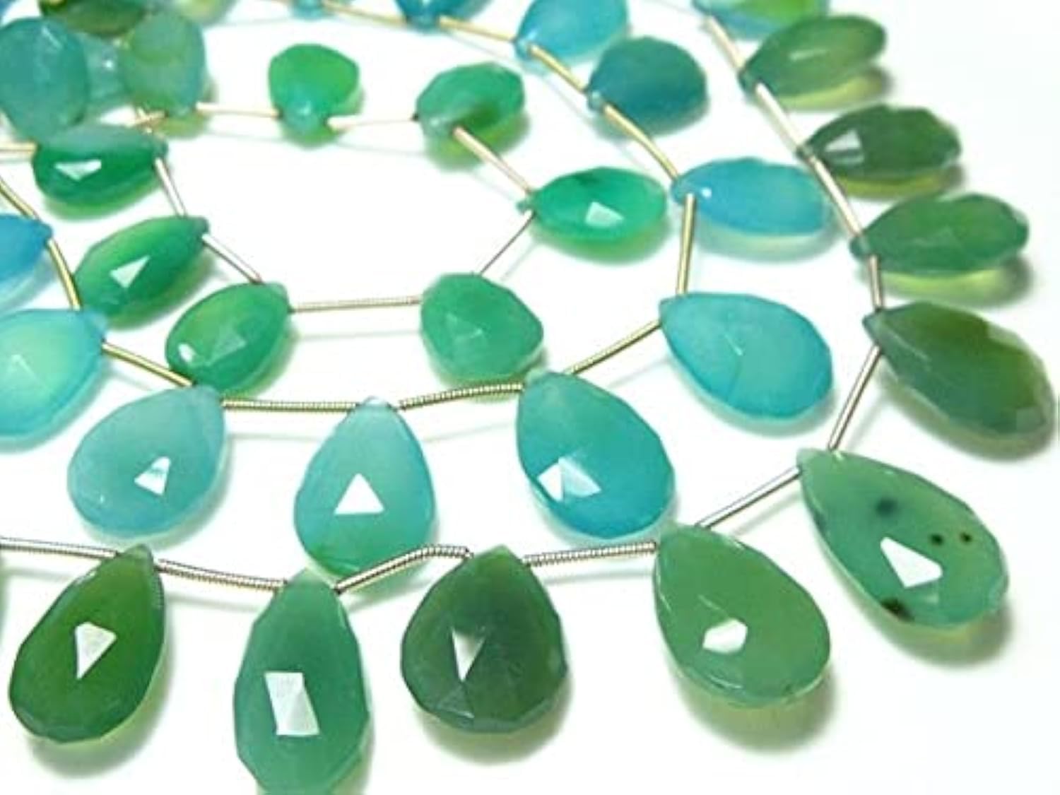 Chrysoprase verte briolette poire en calcédoine pour sublimer vos bijoux bohèmes d'été