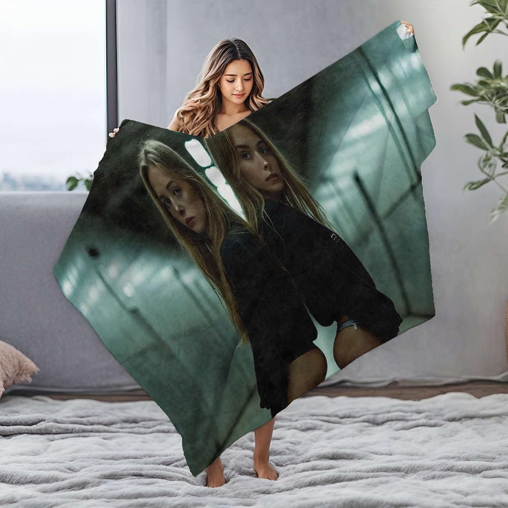 Couverture flanelle deux femmes en noir pour vos soirées cocooning