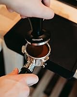 Vista 2 de Normcore V4 Tamper de café 53.3mm - Tamper con resorte – Tamper de espresso para barista con muelles de repuesto de 15lb / 25lb / 30lbs - Mango