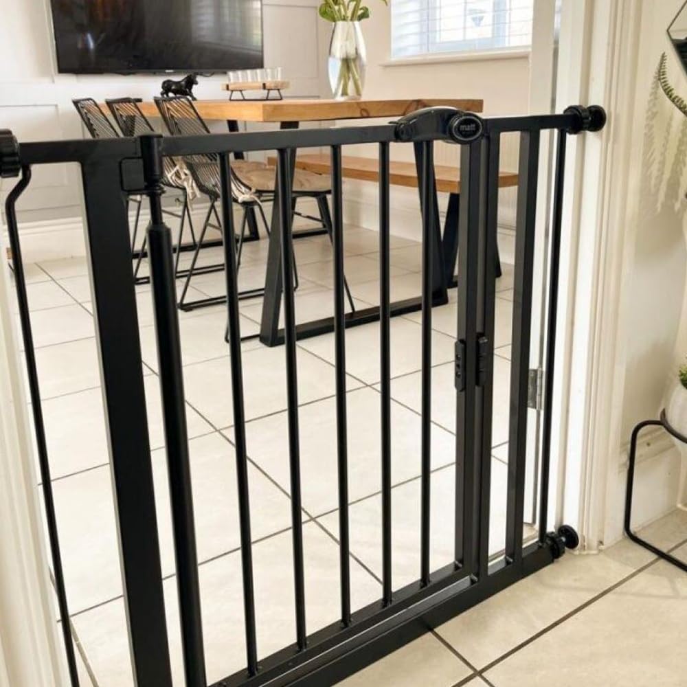 Safetots Puerta de Seguridad Autoajustable con Cierre Automático, Extra Estrecha, 61cm - 66,5cm, Negra Mate, Puerta de bebé con cierre automático, Barrera de seguridad para niños pequeños