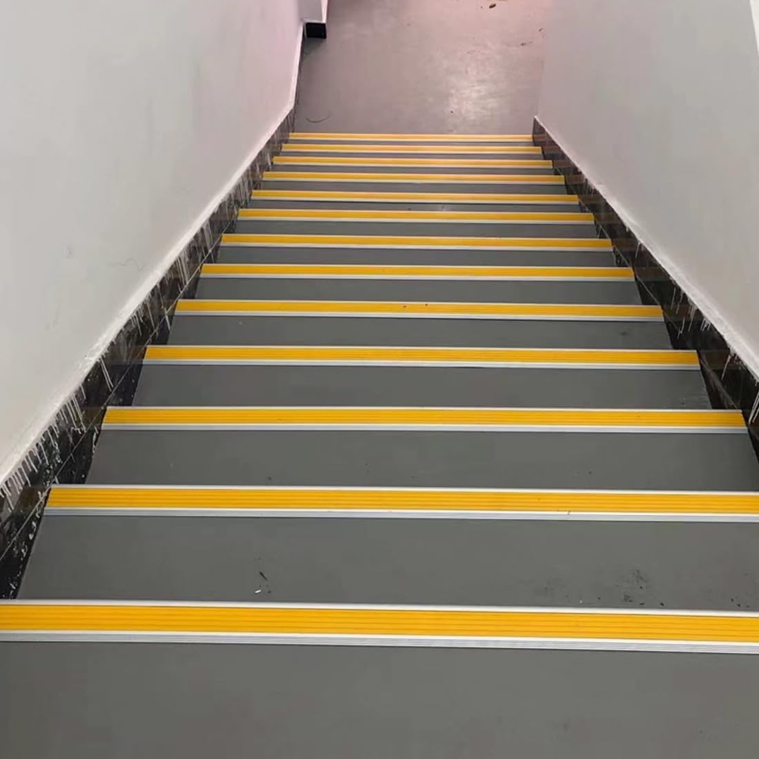 100/120/150cm Aluminiowe listwy schodowe, 60x27mm w kształcie litery L Żółte winylowe ochraniacze krawędzi schodów, antypoślizgowe stopnie Profilowanie nosków(150cm/59in)