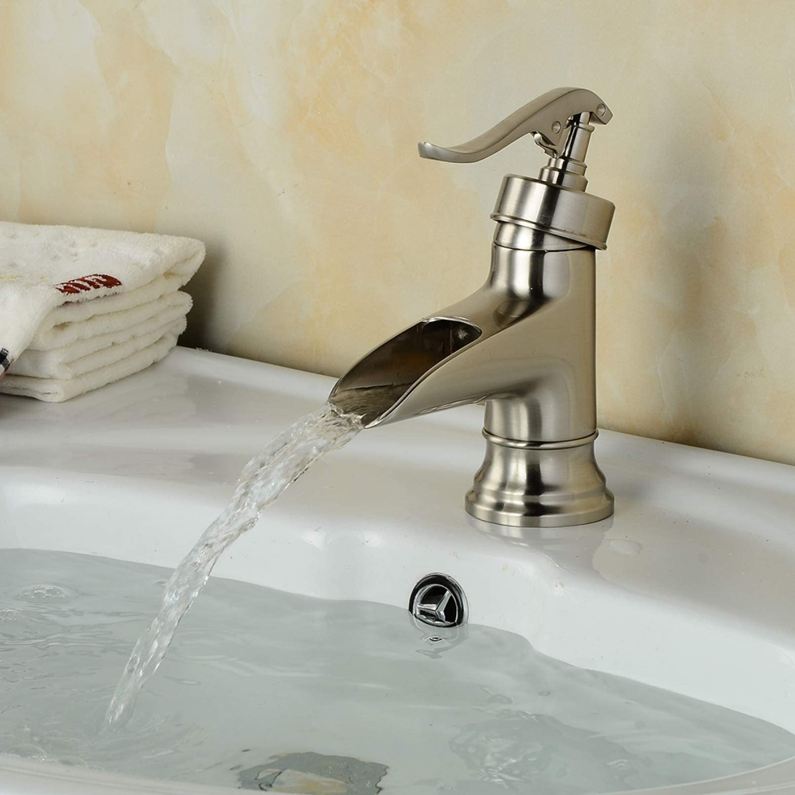 Robinetterie cascade nickel pour vasque de salle de bain moderne et matins sereins