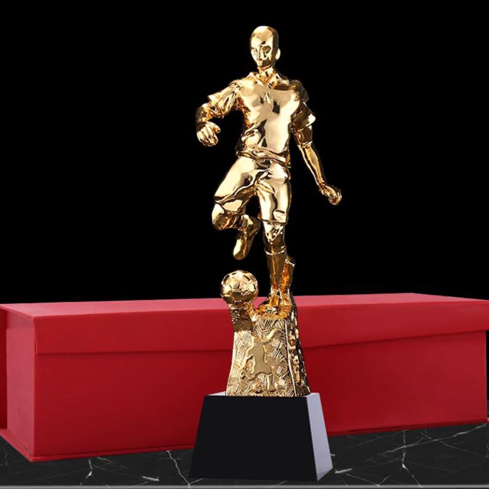 Trofeos, medallas y premios Trofeo del Equipo del Campeonato del Partido De Fútbol Trofeo De Premio De La Serie De Premios Deportivos De Fútbol. Sosteniendo El Trofeo De Honor Regalos De Recuerdo