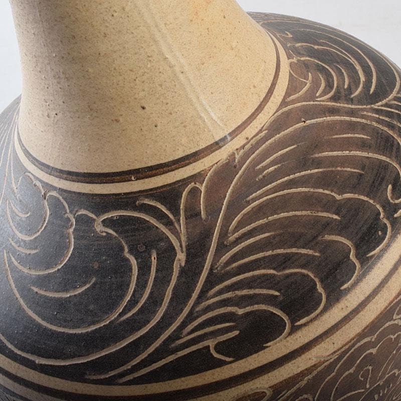 中国 磁州窯 鉄絵 刻花卉文 盤口瓶 M R8618H 高さ約