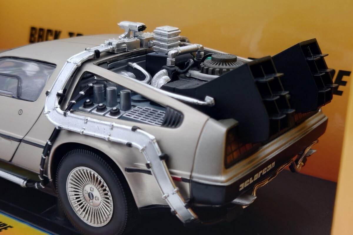 Sun Star 1/18 バック・トゥ・ザ・フューチャー タイムマシーン Amazon.co.jp: 絶版 Sun Star バックトゥーザフューチャー デロリアン