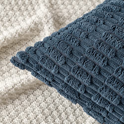 Cojines decorativos para sofá que transforman el salón este invierno 7