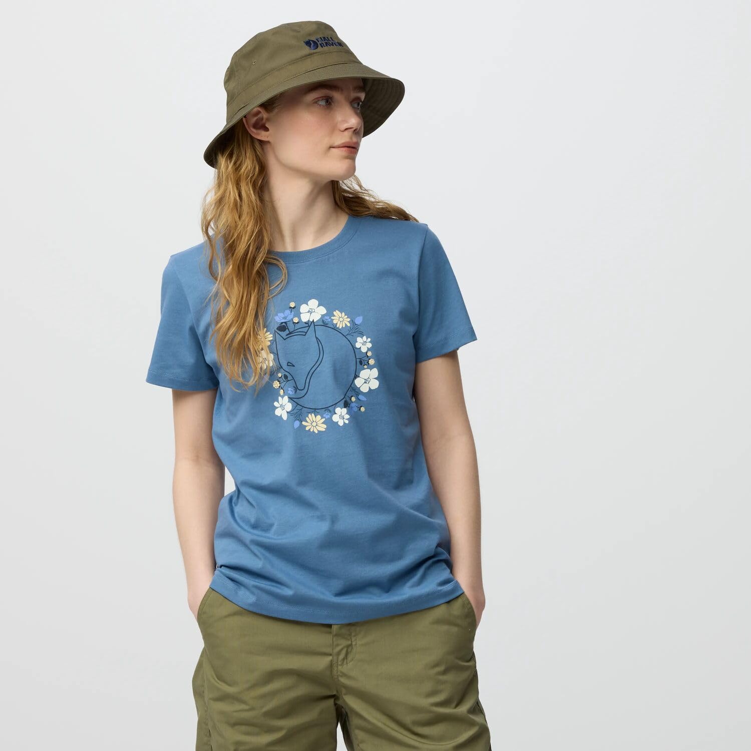 Fjällräven Damen T-Shirt Fjällblomster Fox | Aus Bio-Baumwolle. Print auf Vorderseite mit schwedischen Bergblumen und Polarfuchs-Logo. Rundhalsausschnitt. Slim Fit.