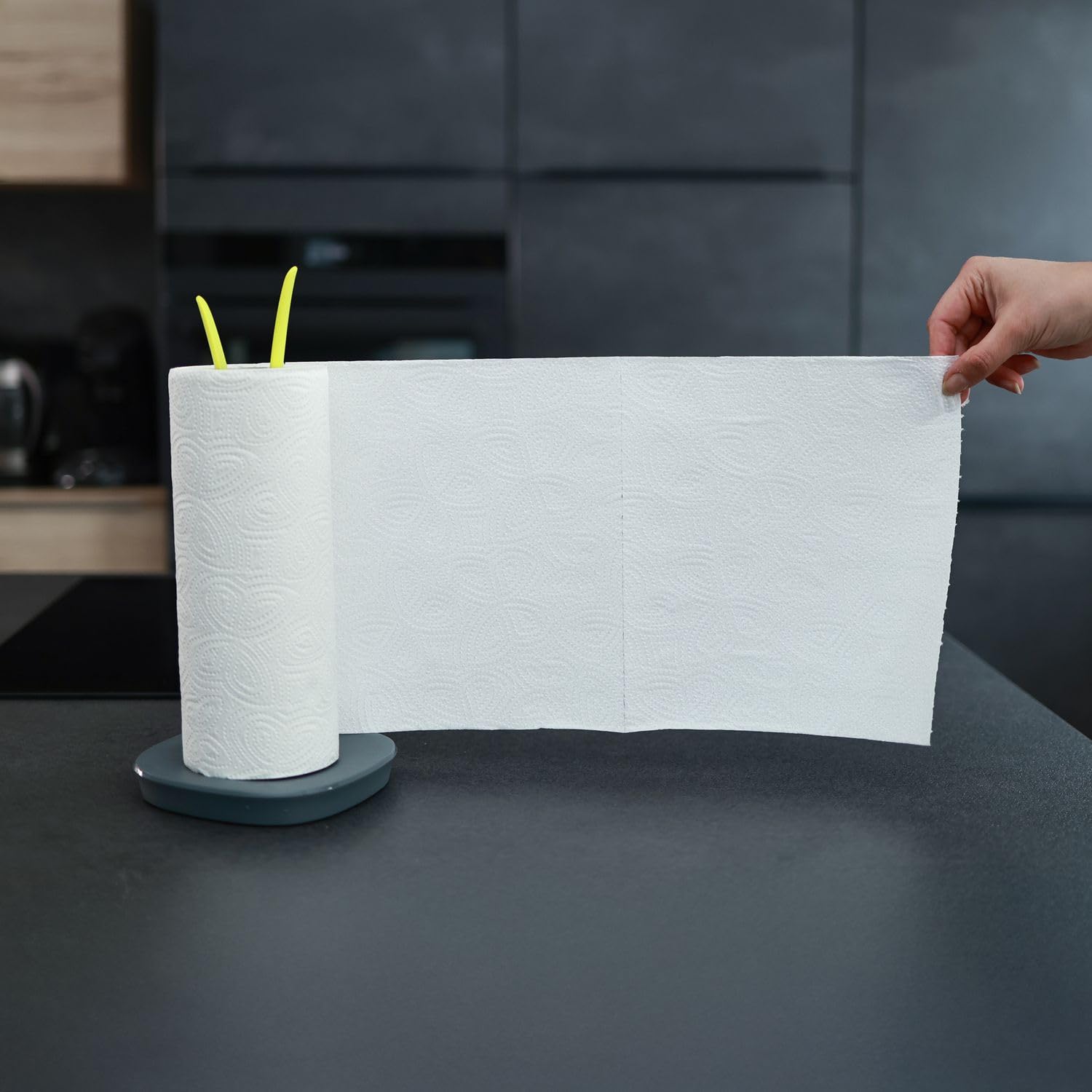 Intirilife Portarotolo per carta da cucina in aspetto foglia - Portarotolo da cucina, autoportante, antiscivolo, altezza 32.5 cm in Verde