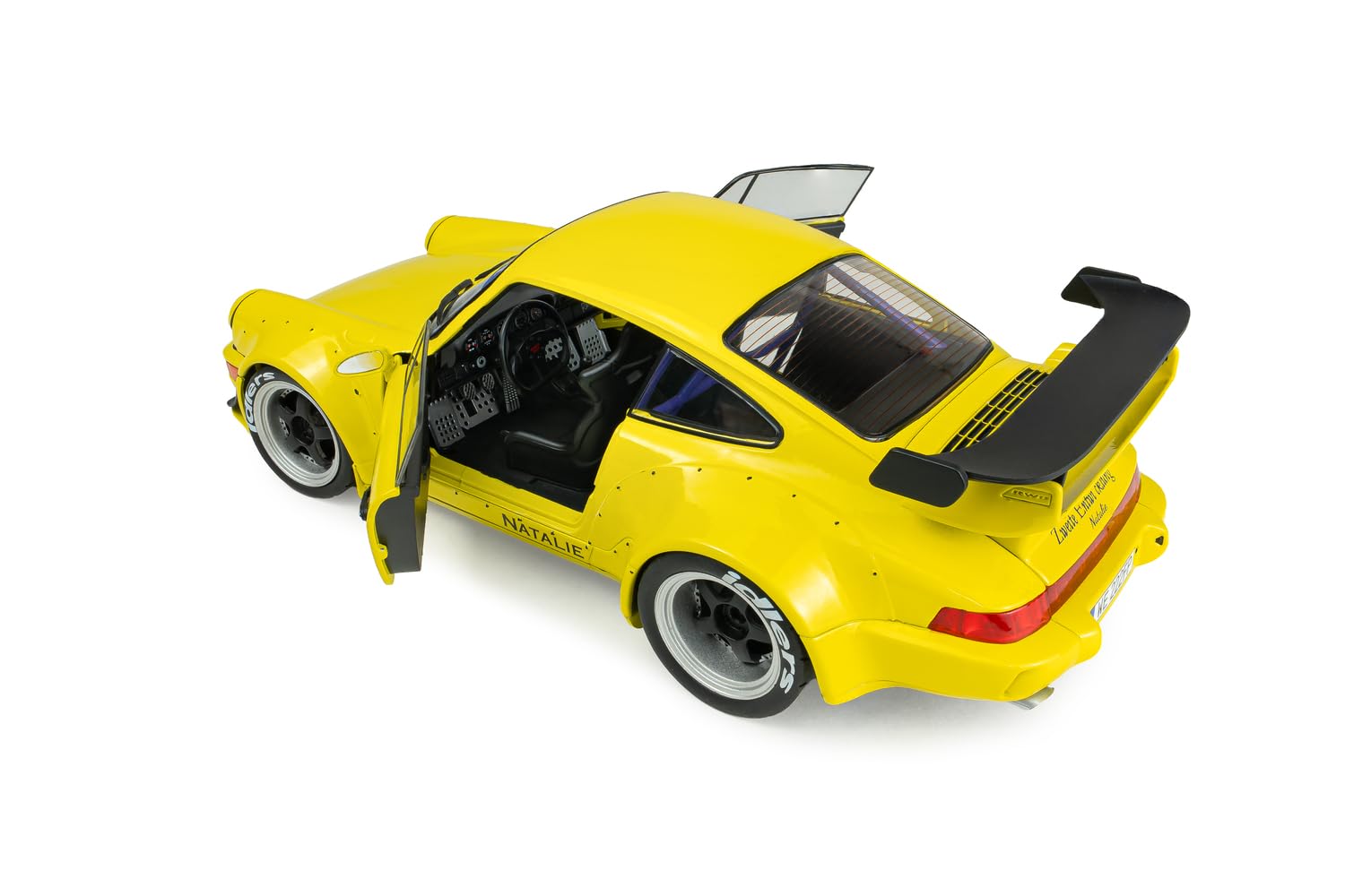 Solido RWB Natalie 2023 1:18 Gelb | Detailgetreues Diecast Modellauto, Widebody-Sportwagen mit Heckflügel, weißen Felgen, Sammlerfahrzeug für Tuning-Fans