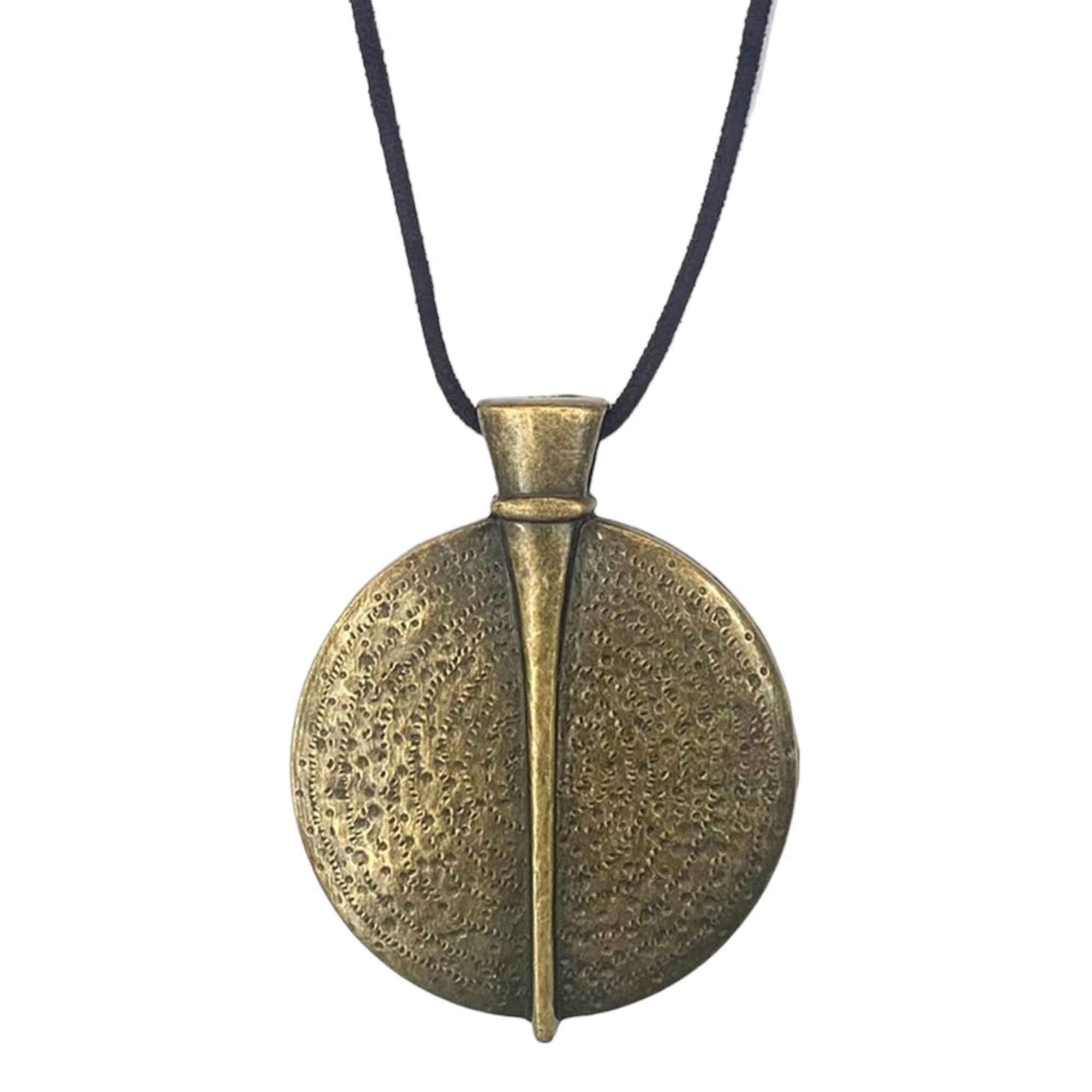 ASTER ALHELÍ Collana Donna Etnica Grande con Medaglione Finitura Bronzo e Cordino in Camoscio Marrone – Collana Lunga Regolabile Stile Boho – Gioielleria Artigianale Idea Regalo (Bronzo)