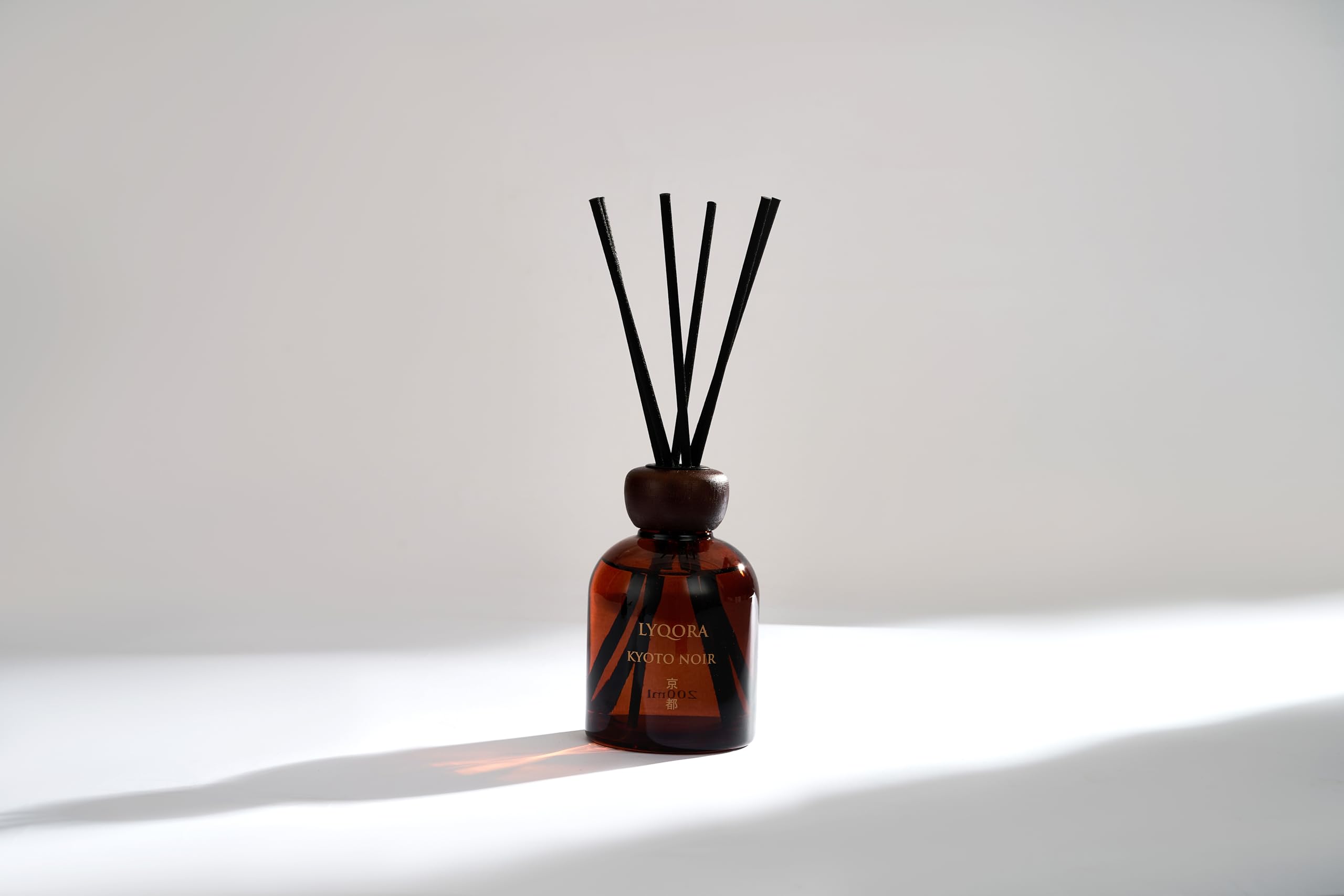 Kyoto Noir Luxus Raumduft – Premium Duftstäbchen 200 ml | Luxus Raumduft im edlen Amberglas mit Holzdeckel. Elegante Noten von Moschus & Amber für ein luxuriöses Premium Ambiente
