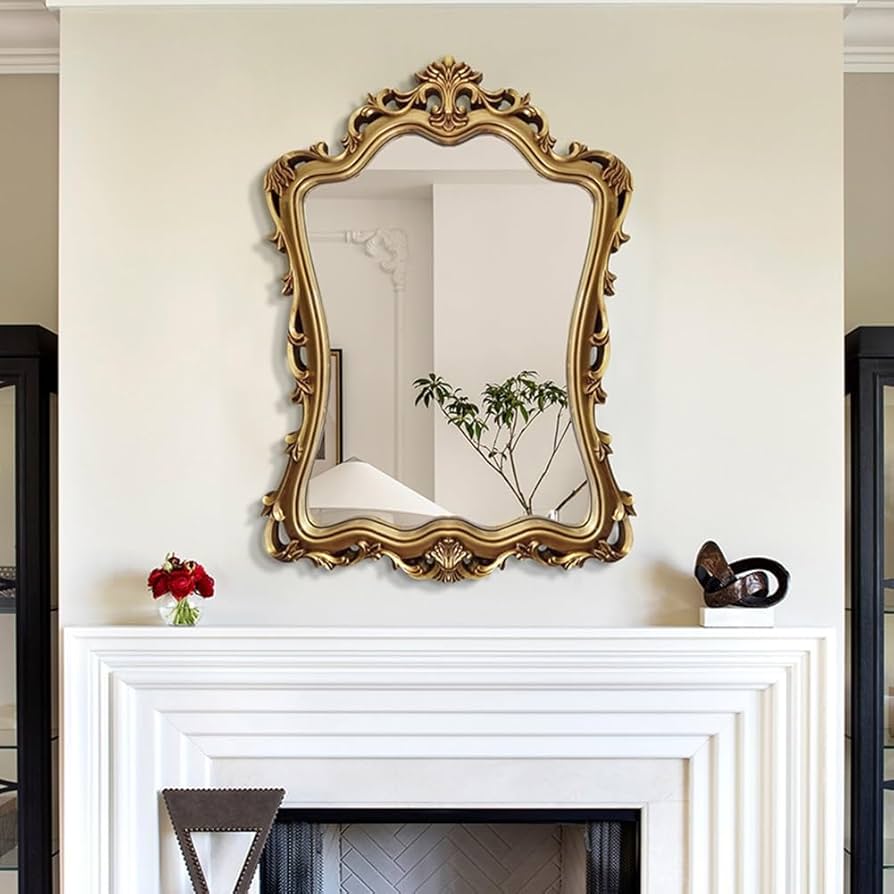 ヴィンテージ鏡　木彫・金色額縁 鏡ヨーロッパのヴィンテージミラー木彫と金色の額入り鏡