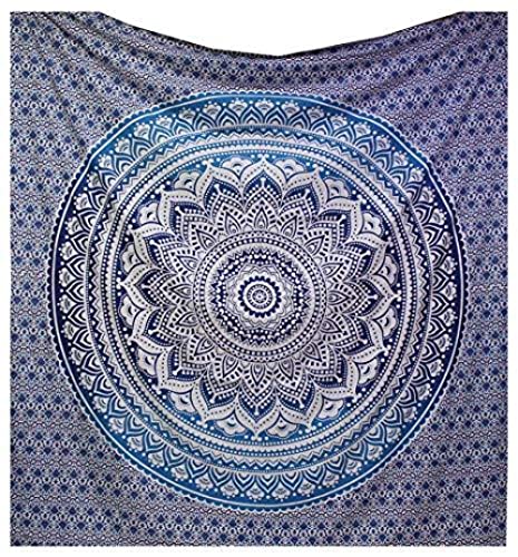 Décor de chambre boho pour réchauffer une pièce blanche et froide