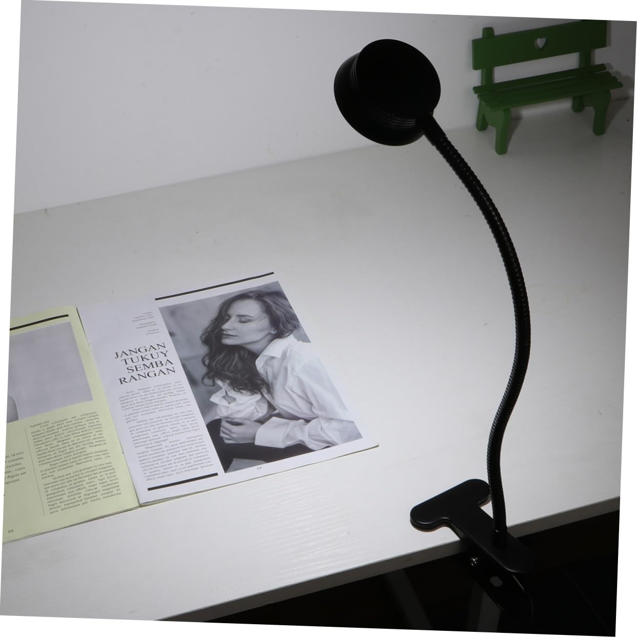 SHINEOFI Lampada da Lettura a LED Clip Robusta e Collo Flessibile in Lega di Alluminio Luce Ultra Luminosa e Paralume per Protezione Occhi per Campeggio e Viaggi