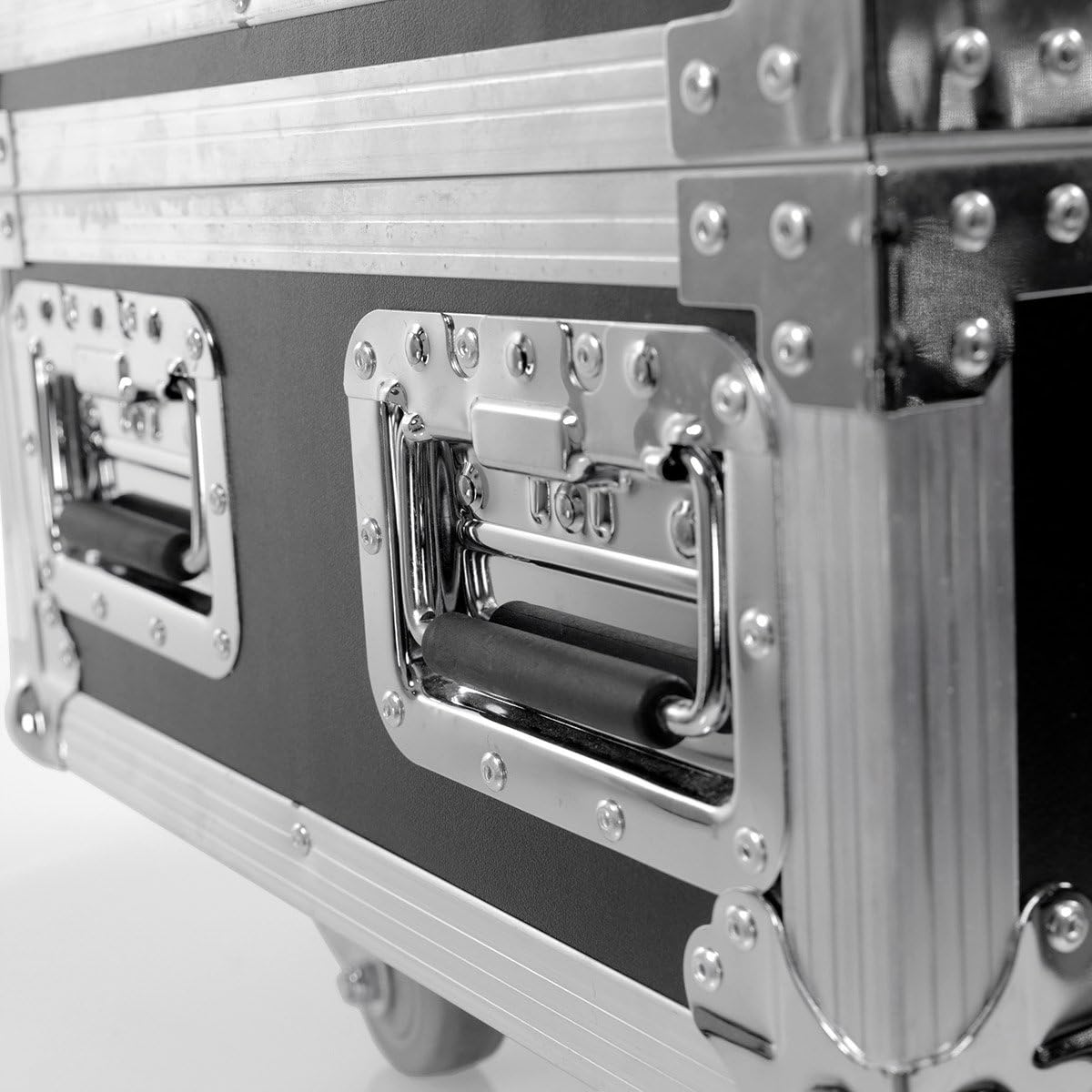 BoomToneDJ EZ-Box Flight Case Universale Nero 6 Scomparti con Rotelle. Valigia di trasporto professionale. 6 prese IEC integrate. Rinforzi angolari. Dimensioni con ruote: 51 x 47 x 38,5 cm.