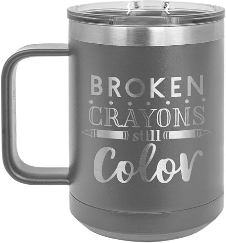 BROKEN CRAYONS STILL COLOR Taza de café gris de 15 oz con tapa deslizante | Taza de café de viaje aislada | Ideas de regalo únicas de mujeres u