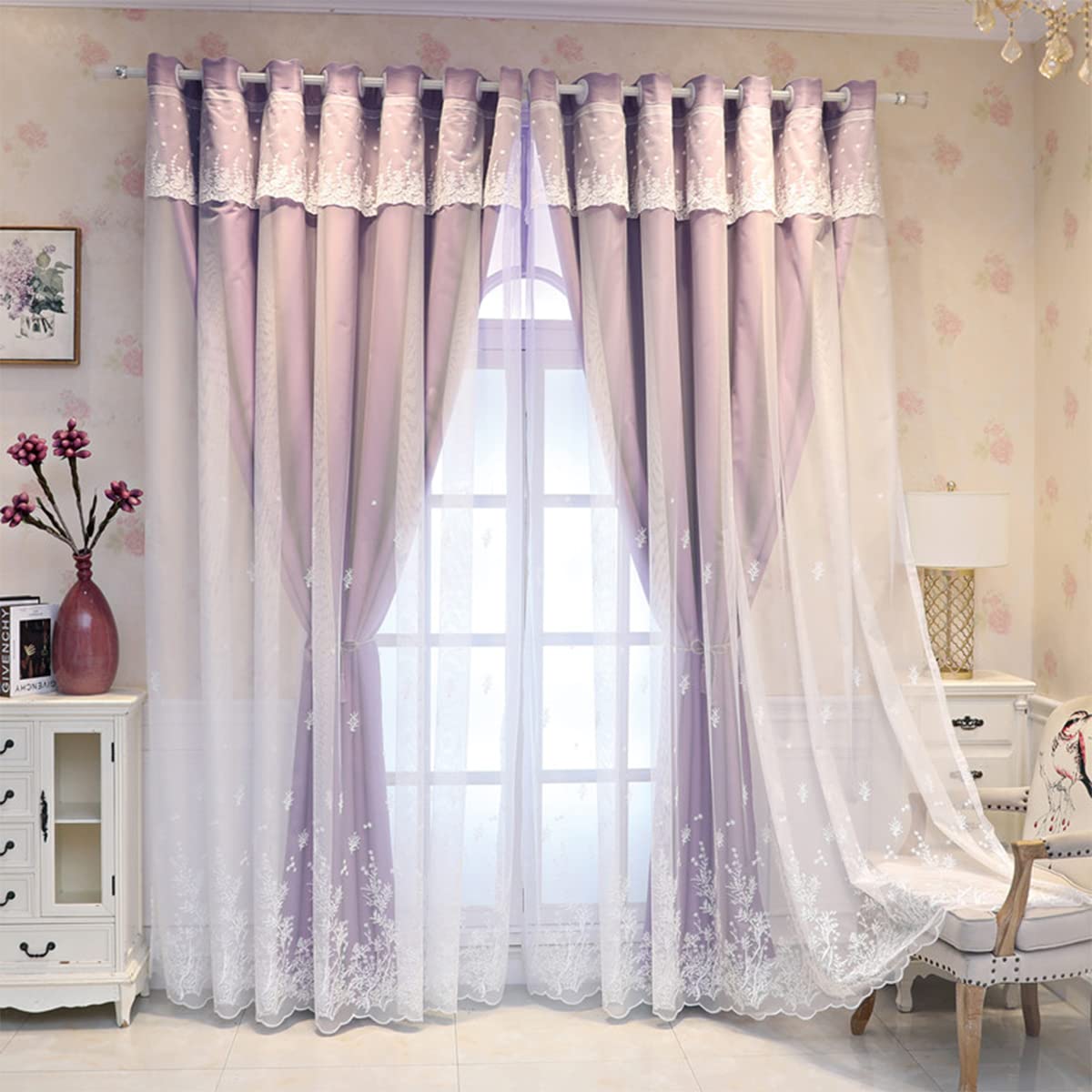 Rideau occultant double couche thermique et phonique pour une chambre isolée