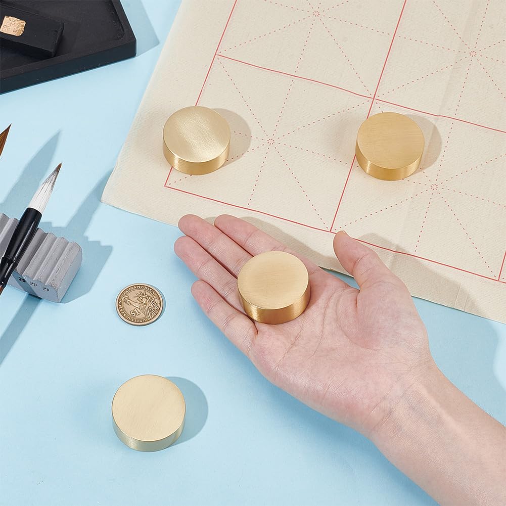 UNICRAFTALE 4 Stück Rundes Messing Papiergewicht Chinesische Kalligrafie Golden Exklusiv Hochwertige Deko 39.5mm Durchmesser Schwer Rundes Kalligrafie Papiergewicht Für Arbeitszimmer Schreibtisch