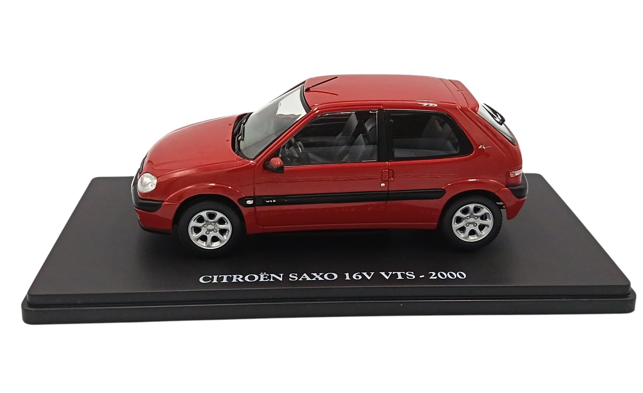 OPO 10 Modellino da Collezione in Scala 1/24 Compatibile con Citroën Saxo 16V Vts - 2000 - VC094