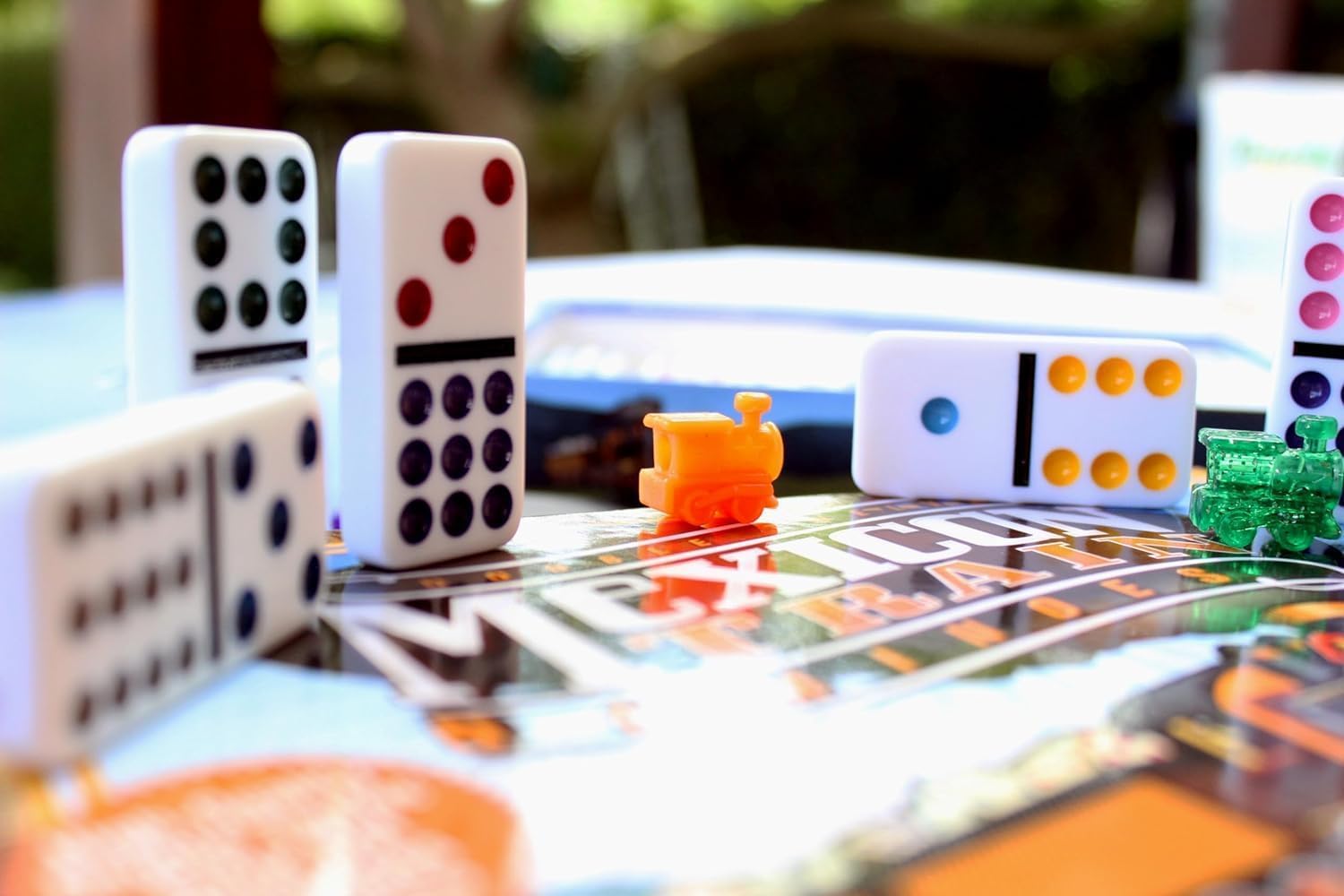 MEXICAN TRAIN DOMINOES - Jeu de Dominos pour Enfants dès 6 Ans - Jeu de Société Stratégique avec Dominos Colorés - Tous à Bord du Train Mexicain - Pour Jouer en Famille et entre Amis - 1 à 8 Joueurs