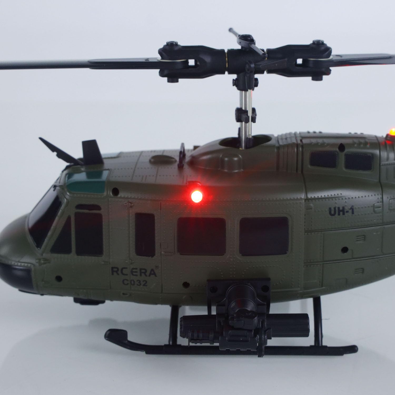 Elicottero radiocomandato UH-1, scala 1:48, funzione di controvolo | Controllo da 2,4 GHz, localizzazione ottica della corrente, adatto per adulti, modello C032