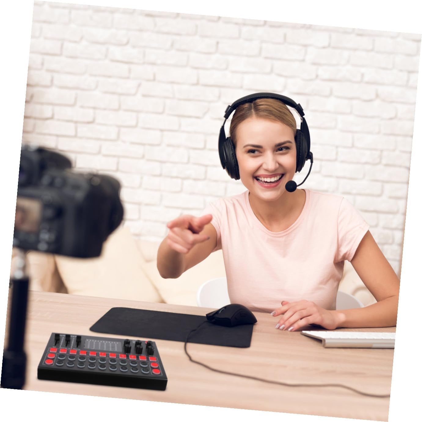 Portable Voice Changer Sound Card with LED Lights Plug and Play Audio Mixer for Live Streaming Compatible with Mobile Phones and Computers Monitoring Multiple Built-in Effects
