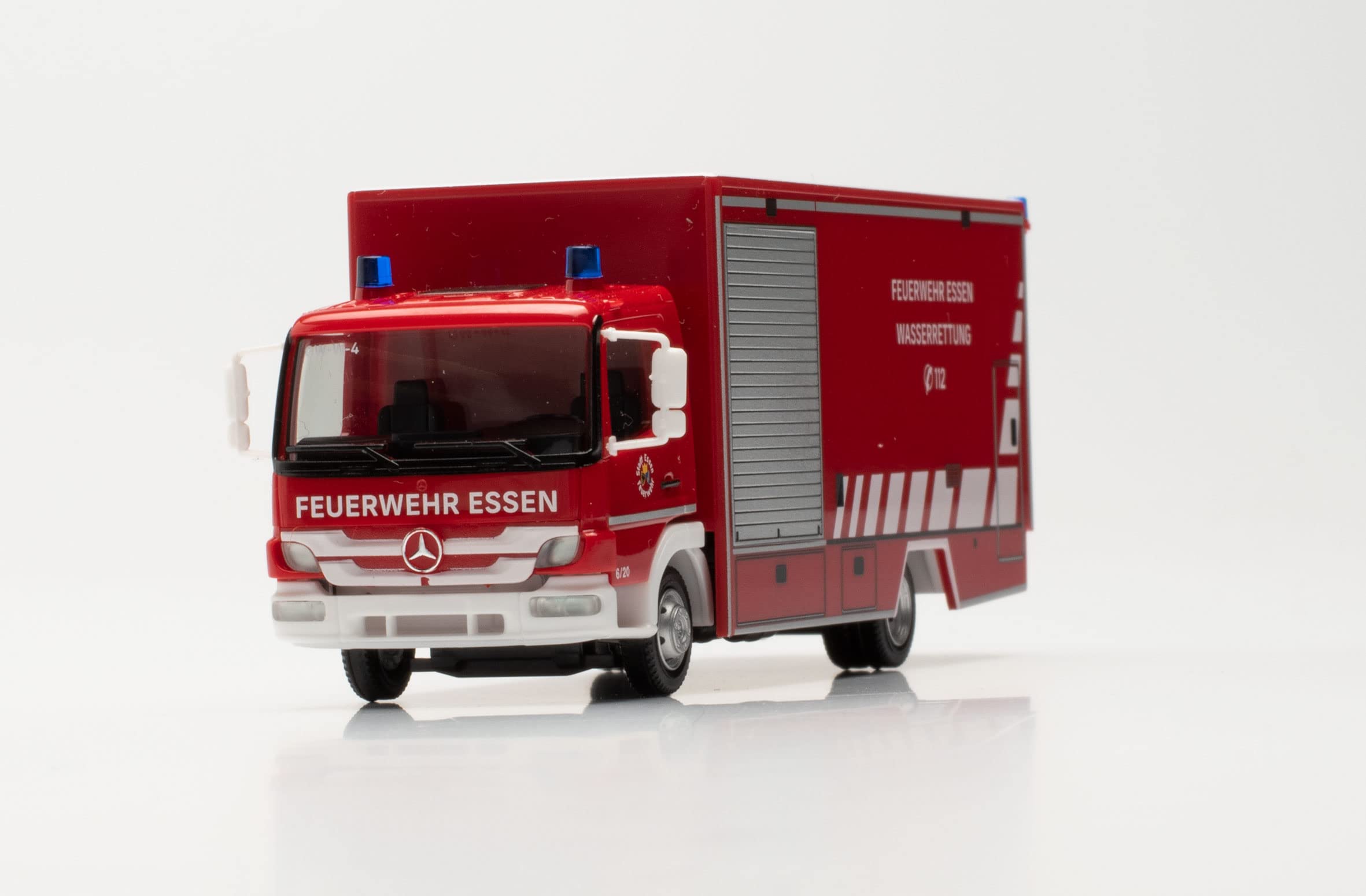 herpa 096553 Mercedes-Benz Atego walizka, straż pożarna, jedzenie, ratowanie wody, miniaturowe do majsterkowania, kolekcjonowania i jako prezent, wielokolorowy