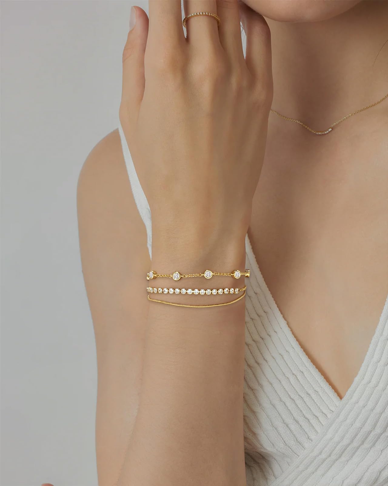 Zögerlich geschichtete Goldarmband für Frauen mit mehrschichtem Stapelstapelarmband Zirkonia Einstellbarer Kettenarmbänder goldplattierbare Stapelarmbänder