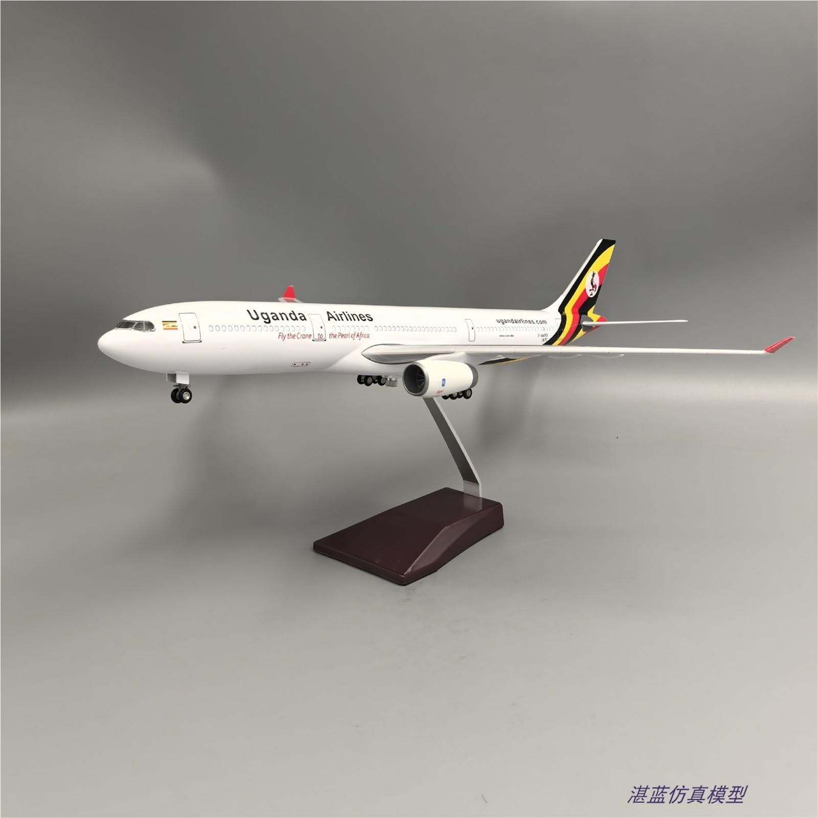 Modello Ridotto Aereo Aereo in Metallo Pressofuso da 47 Cm, Scala 1:135, Modello di Aereo Passeggeri for Uganda Airlines 330 con Ruote Aerei Modellini in Scala(No Light)
