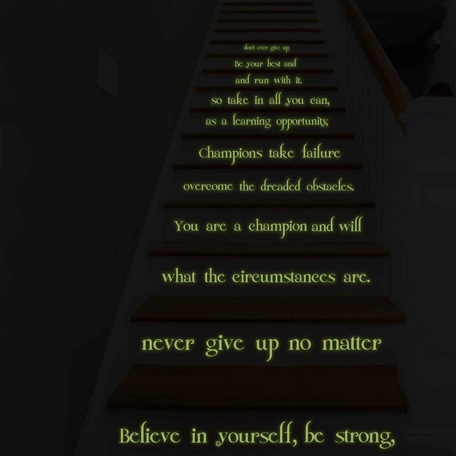 Believe in Yourself Treppe Glow in Dark Vinyl-Aufkleber – Nachtleuchtende Motivation Love Home Zitat Aufkleber 130 x 134 cm