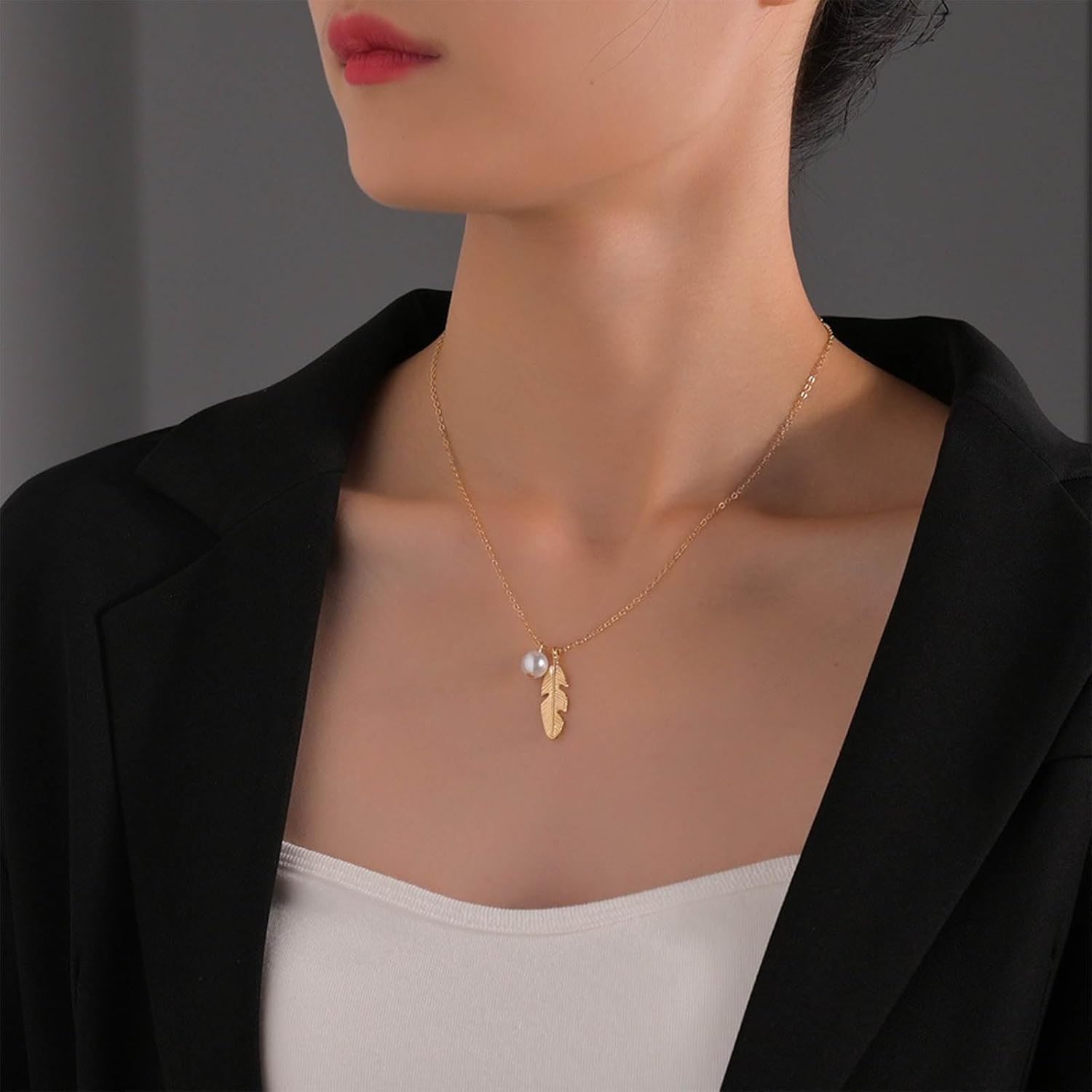 Vintage Pearl Choker Necklace Feather Pendant Necklace Boho Pearl Necklace Gold Heart Feather Necklace Jewelry for Women - Image 2